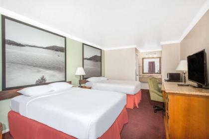 Super 8 by Wyndham Upper Lake - image 8