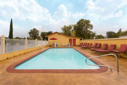 Super 8 by Wyndham Upper Lake - image 9