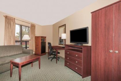 Days Inn by Wyndham Utica - image 14