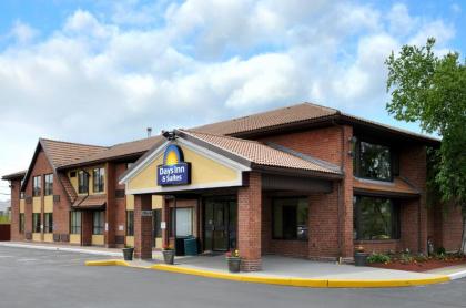 Days Inn by Wyndham Utica - image 3