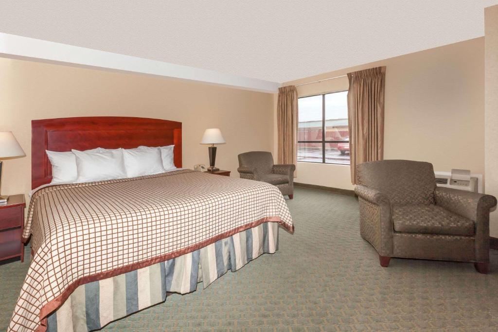 Days Inn by Wyndham Utica - image 6