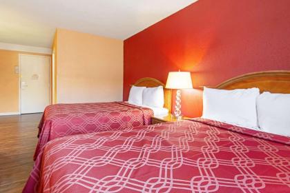 Econo Lodge - image 10