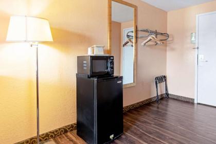 Econo Lodge - image 12