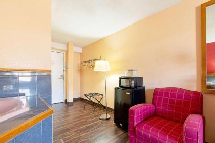 Econo Lodge - image 14