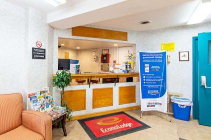 Econo Lodge - image 15
