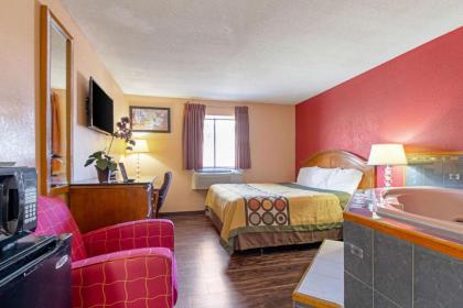 Econo Lodge - image 2