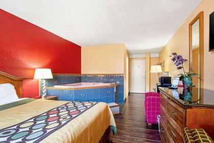 Econo Lodge - image 3