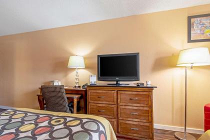Econo Lodge - image 4