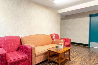 Econo Lodge - image 5