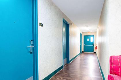 Econo Lodge - image 6