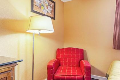 Econo Lodge - image 7
