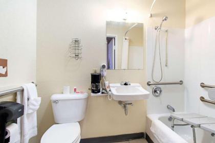 Econo Lodge - image 8