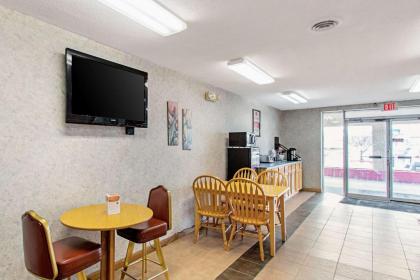Econo Lodge - image 9