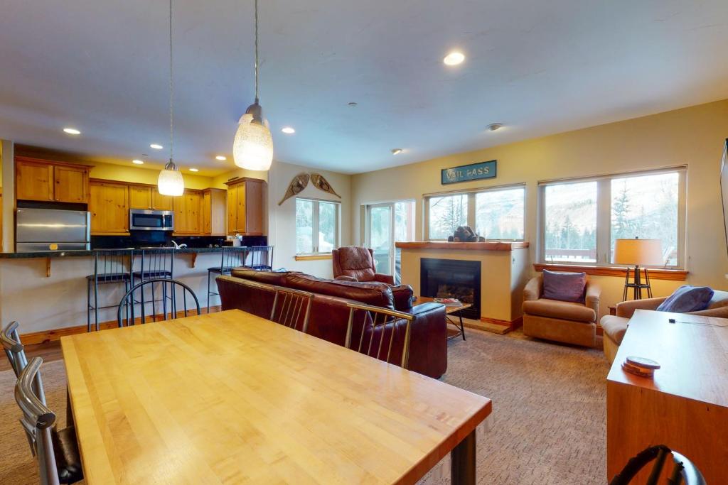 Beautiful East Vail 3 Bedroom Condo w/Hot Tub On shuttle Route. - image 5