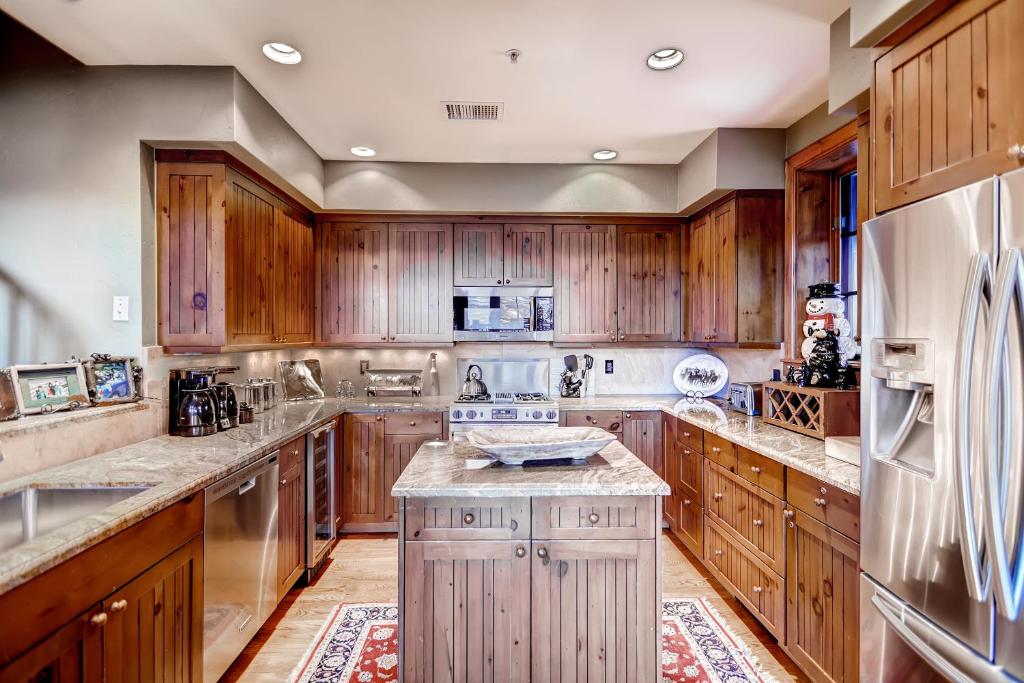 Bachelor Gulch Village - image 3