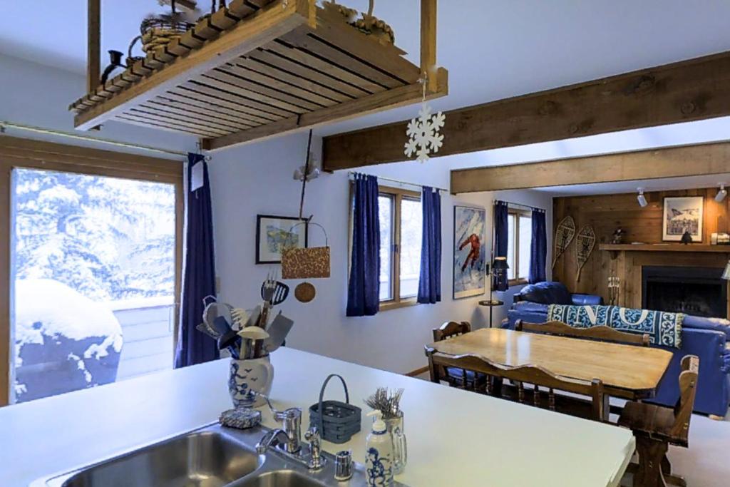 Katsos Ranch Retreat - main image