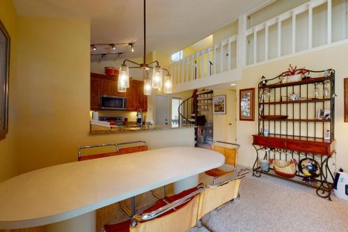 Spacious and Beautiful 3 Bedroom East Vail Condo #1805. - image 4