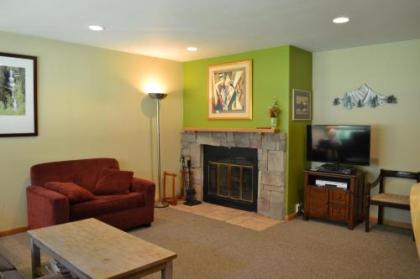 Convenient 2 Bedroom Condo #11A in East Vail. market and Hot tub on Site