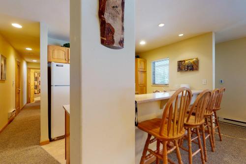 Convenient 2 Bedroom Condo #11A in East Vail. Market and Hot Tub on Site - image 4