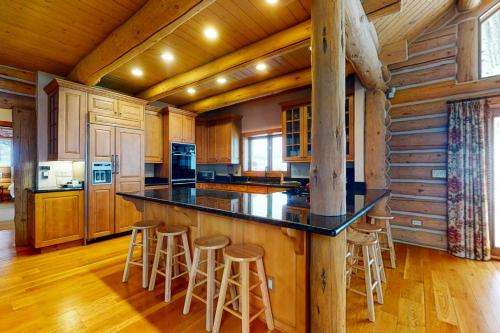 Spacious Mountain Retreat in East Vail - image 3