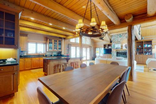 Spacious Mountain Retreat in East Vail - image 5