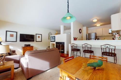 Cozy 1 Bedroom East Vail Condo #2C. Shuttle Hot Tub and Market on Site. - image 4