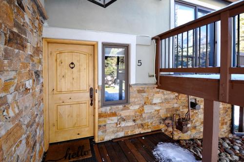 Spectacular Remodeled 5 Bedroom Matterhorn home w/ Hot Tub and Ski Lockers! - image 2