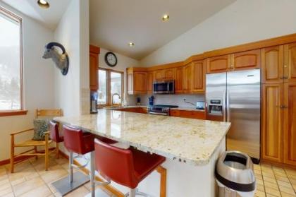 Spacious and Beautiful Home in East Vail - image 2