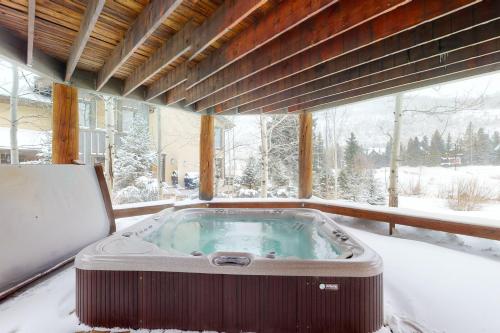 Spacious and Beautiful Home in East Vail - image 4