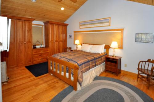 Elegant Creekside Home in East Vail - image 4