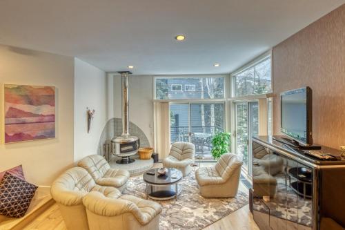Mountainside Hideaway - main image