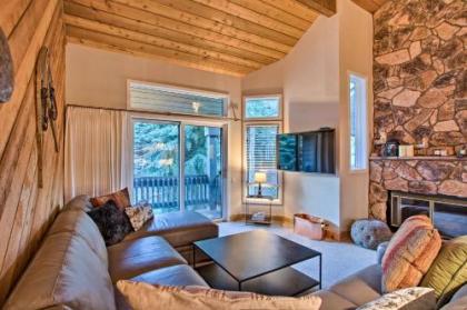 Cozy mtn Condo with Hot tub Access Walk to Slopes
