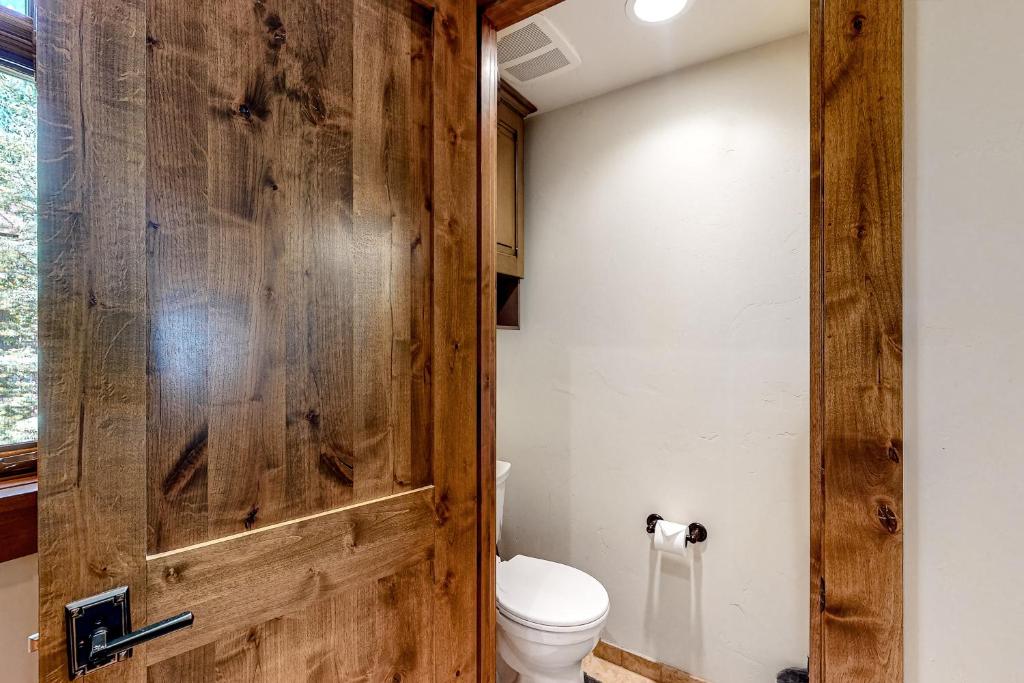 Custom Casa on the Creek - image 3