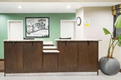 Super 8 by Wyndham Valdosta/Conf Center Area - image 13