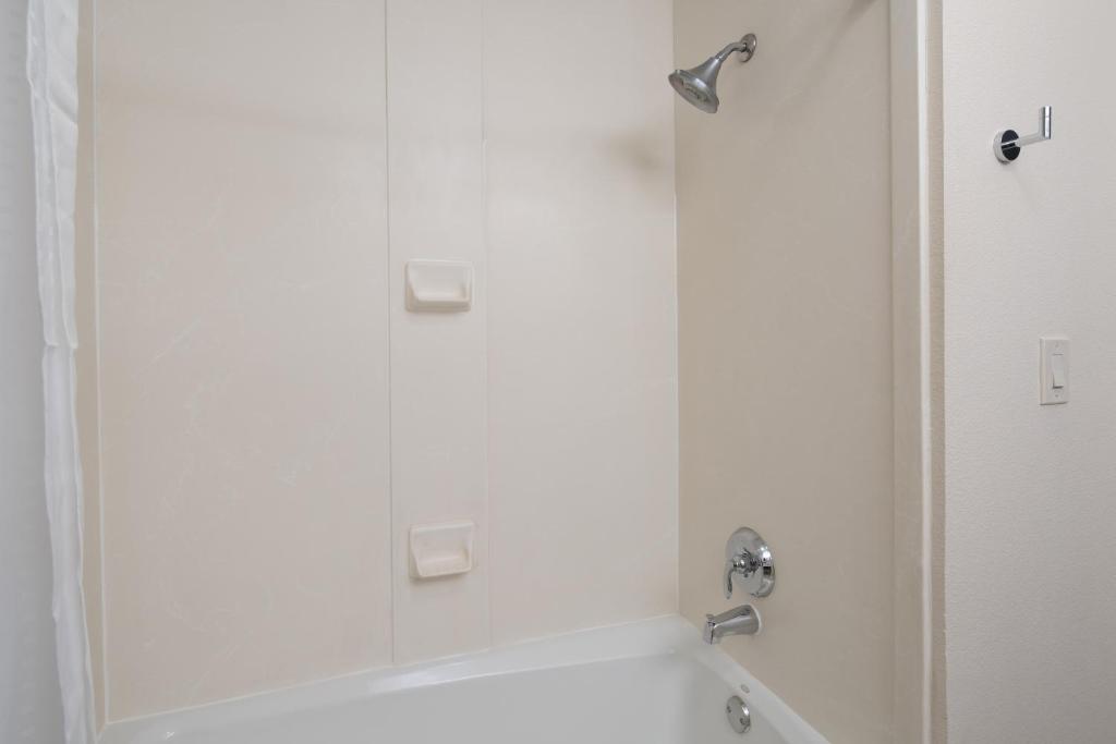Best Western Valencia/Six Flags Inn & Suites - image 6