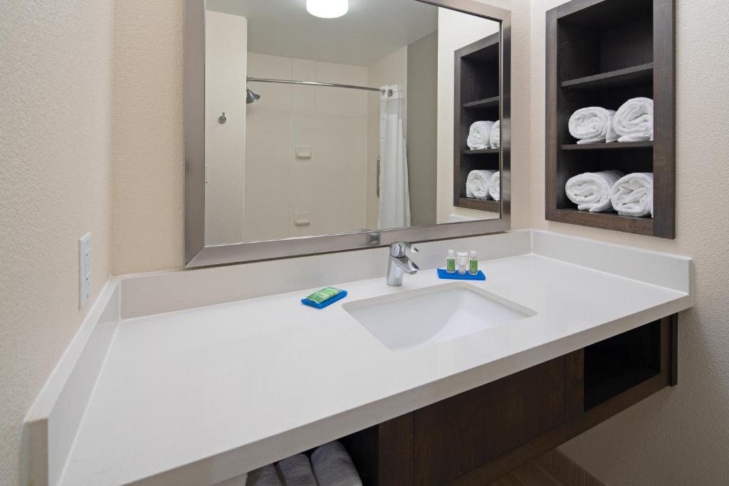 Best Western Valencia/Six Flags Inn & Suites - image 7
