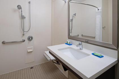 Best Western Valencia/Six Flags Inn & Suites - image 9