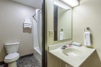 Econo Lodge - Valley City - image 13