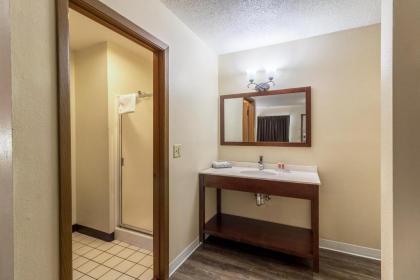 Econo Lodge - Valley City - image 9