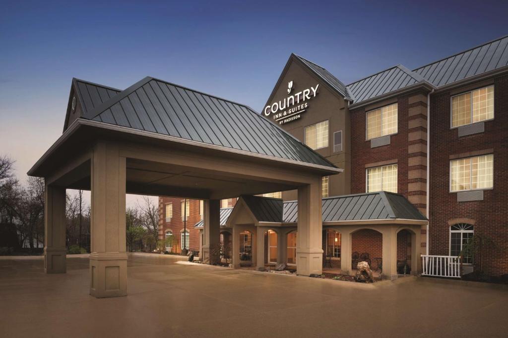 Country Inn & Suites by Radisson Valparaiso IN - main image