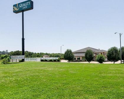 Quality Inn Van Buren - image 2