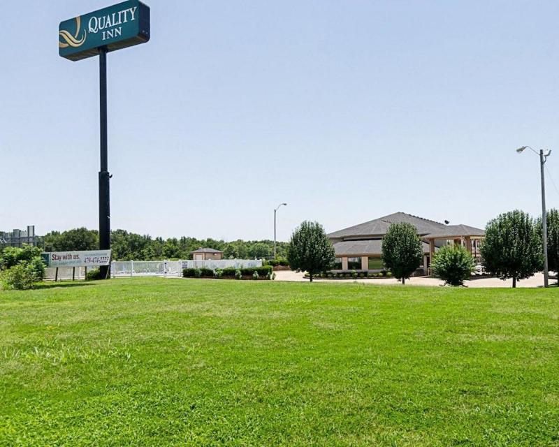Quality Inn Van Buren - image 2