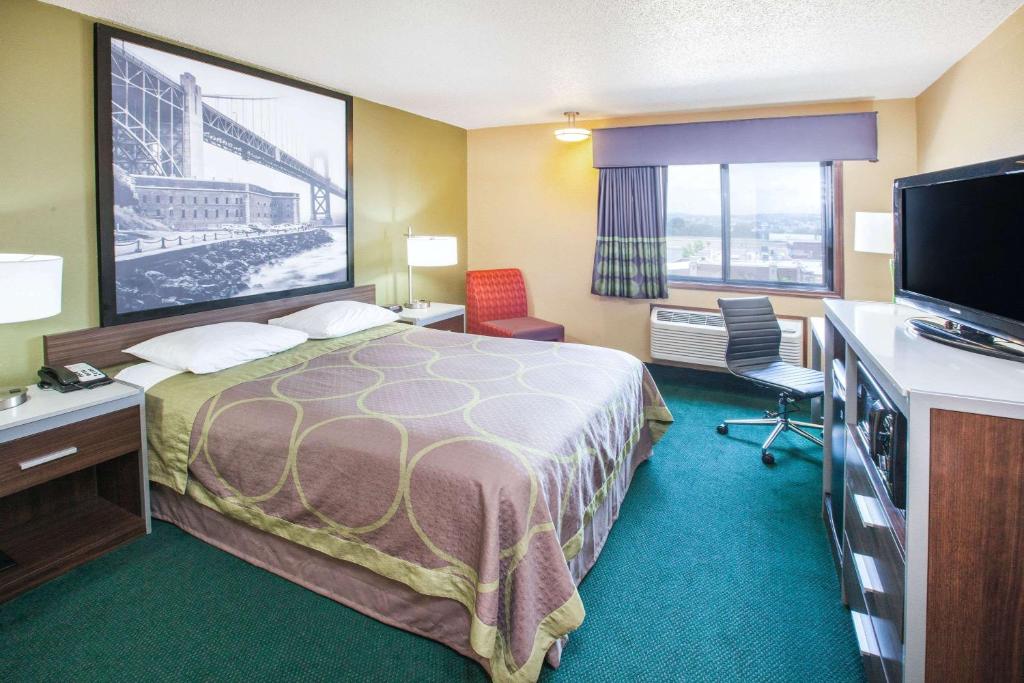 Super 8 by Wyndham Van Buren/Ft. Smith Area - image 4