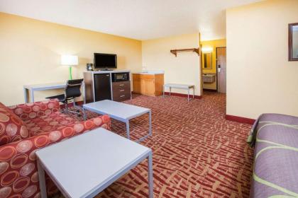 Super 8 by Wyndham Van Buren/Ft. Smith Area - image 5