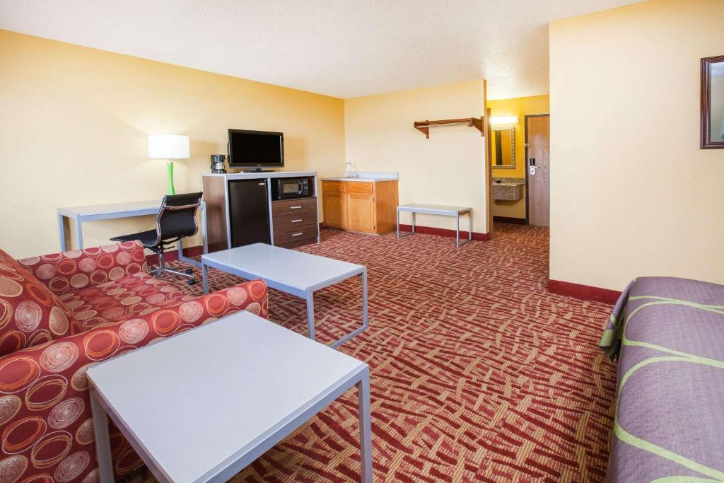 Super 8 by Wyndham Van Buren/Ft. Smith Area - image 5