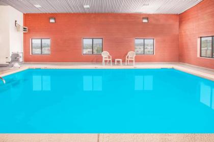 Super 8 by Wyndham Van Buren/Ft. Smith Area - image 9