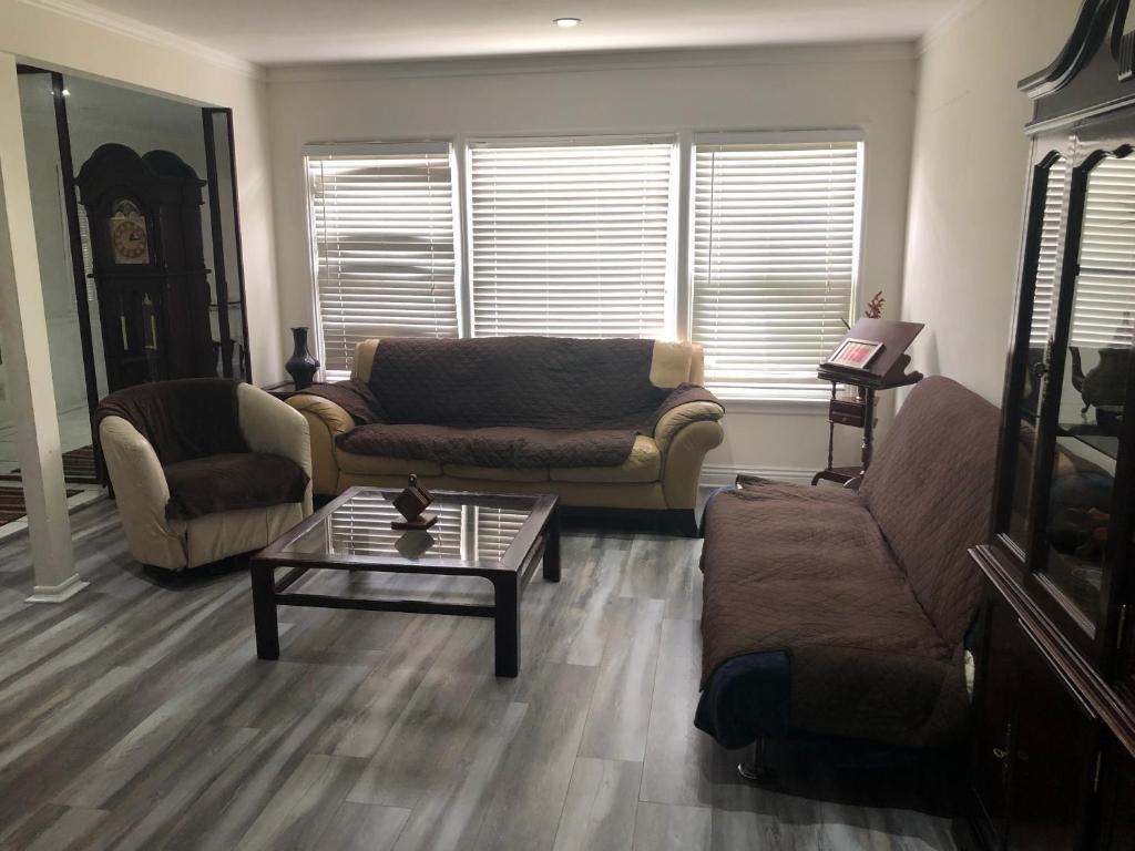 Lovely 2 Bedroom Home With a Pool - main image