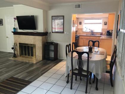 Lovely 2 Bedroom Home With a Pool - image 13