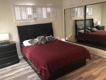 Lovely 2 Bedroom Home With a Pool - image 2