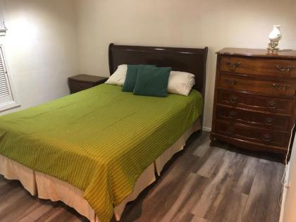 Lovely 2 Bedroom Home With a Pool - image 3